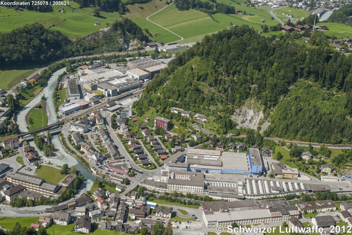 Überblick Industrieareale Schwanden (Position: 2'724'743.95, 1'206'328.76). Industrie unten: 'Erlen', links: 'Tschachen'. Linth-Insel 'Inslen' links im Bild. Oben rechts: Mitlödi